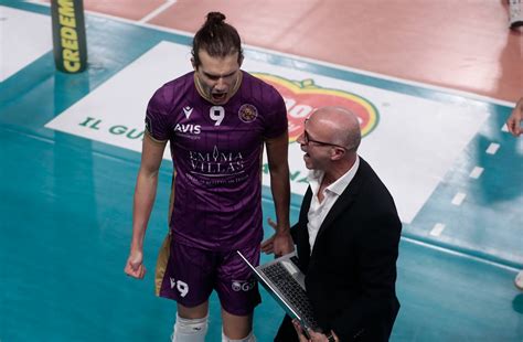 in qualità di head coach ha condotto